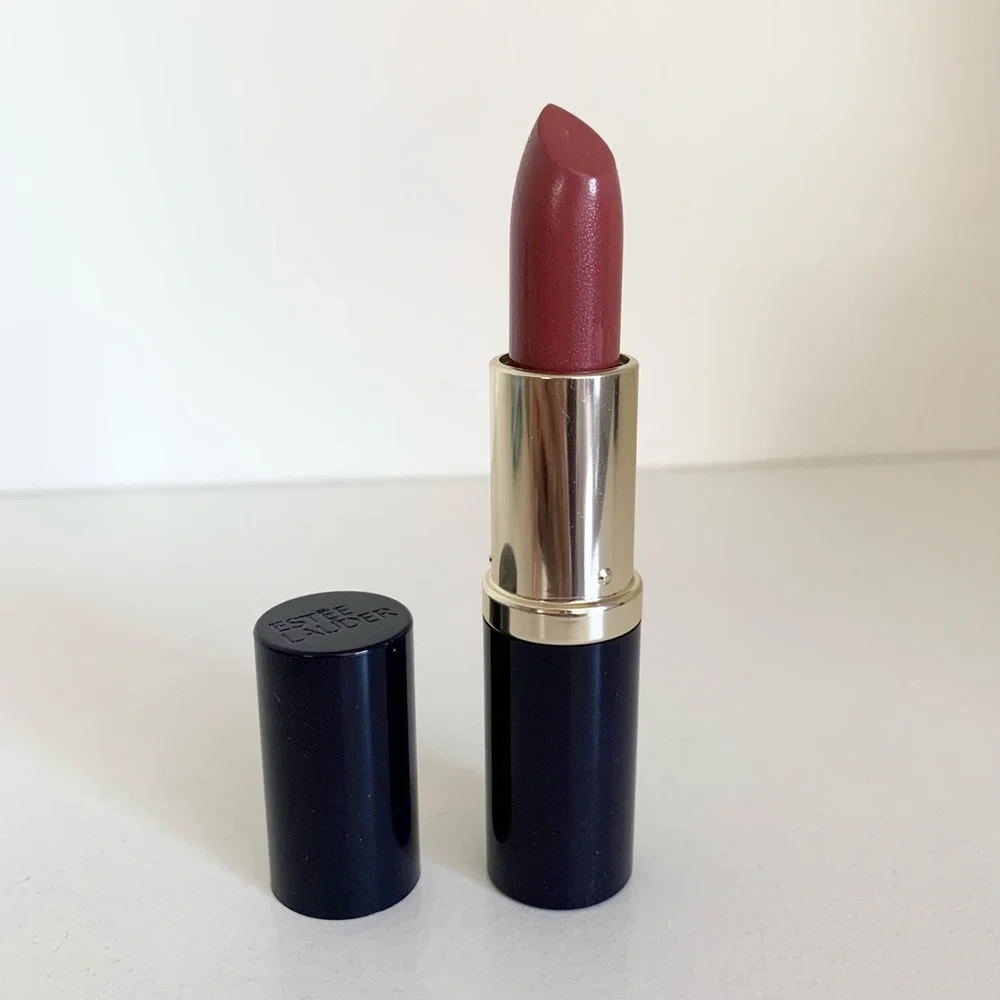 Hold New Estée Lauder mauve creme long lasting lipstick